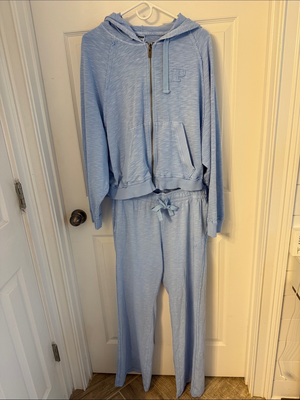 VS PINK SWEATSUIT SET includes full zip hooded top size XL, bottoms size Large